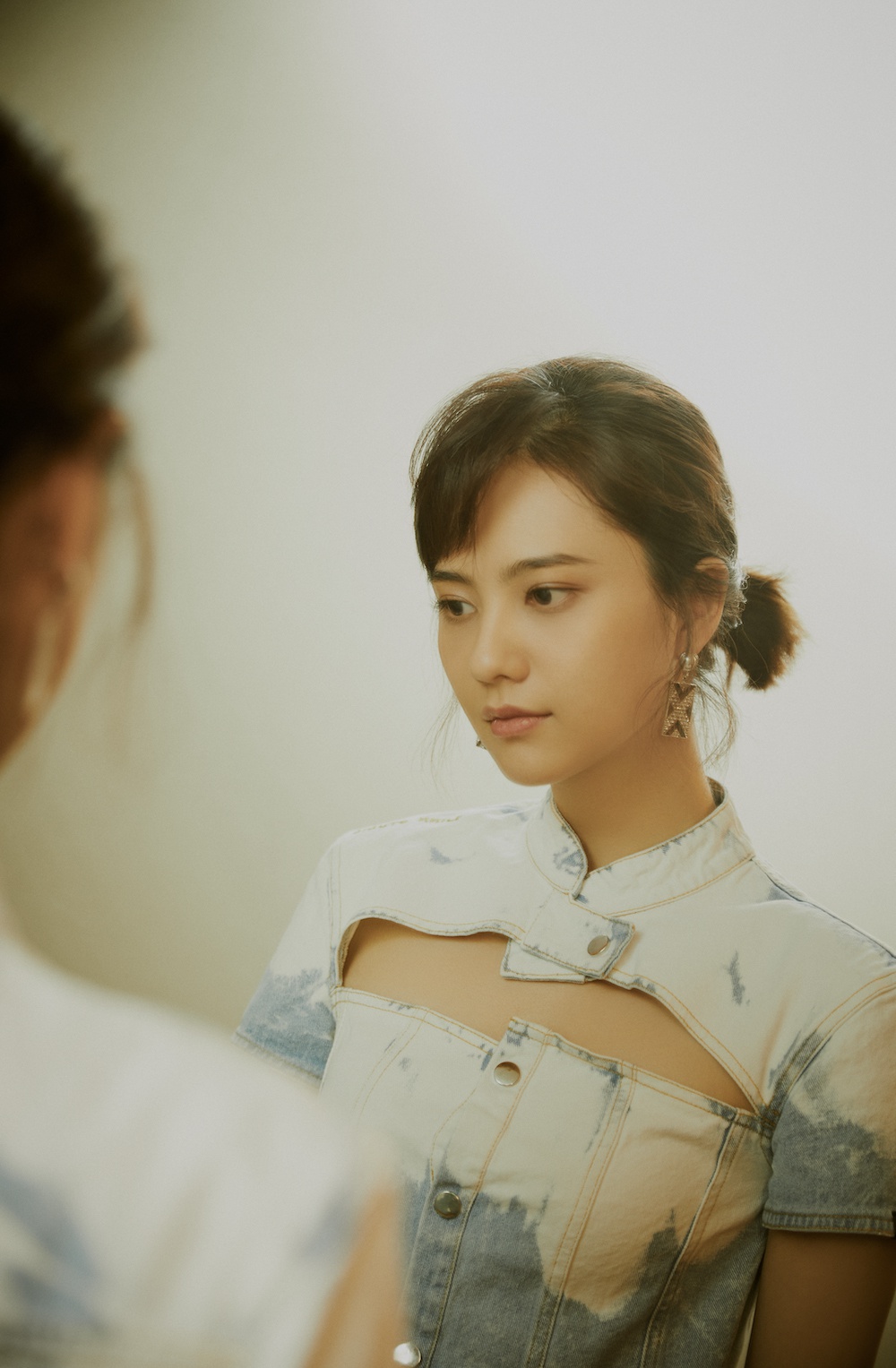 姜珮瑶甜飒牛仔装亮相热带往事首映礼与彭于晏相互取暖