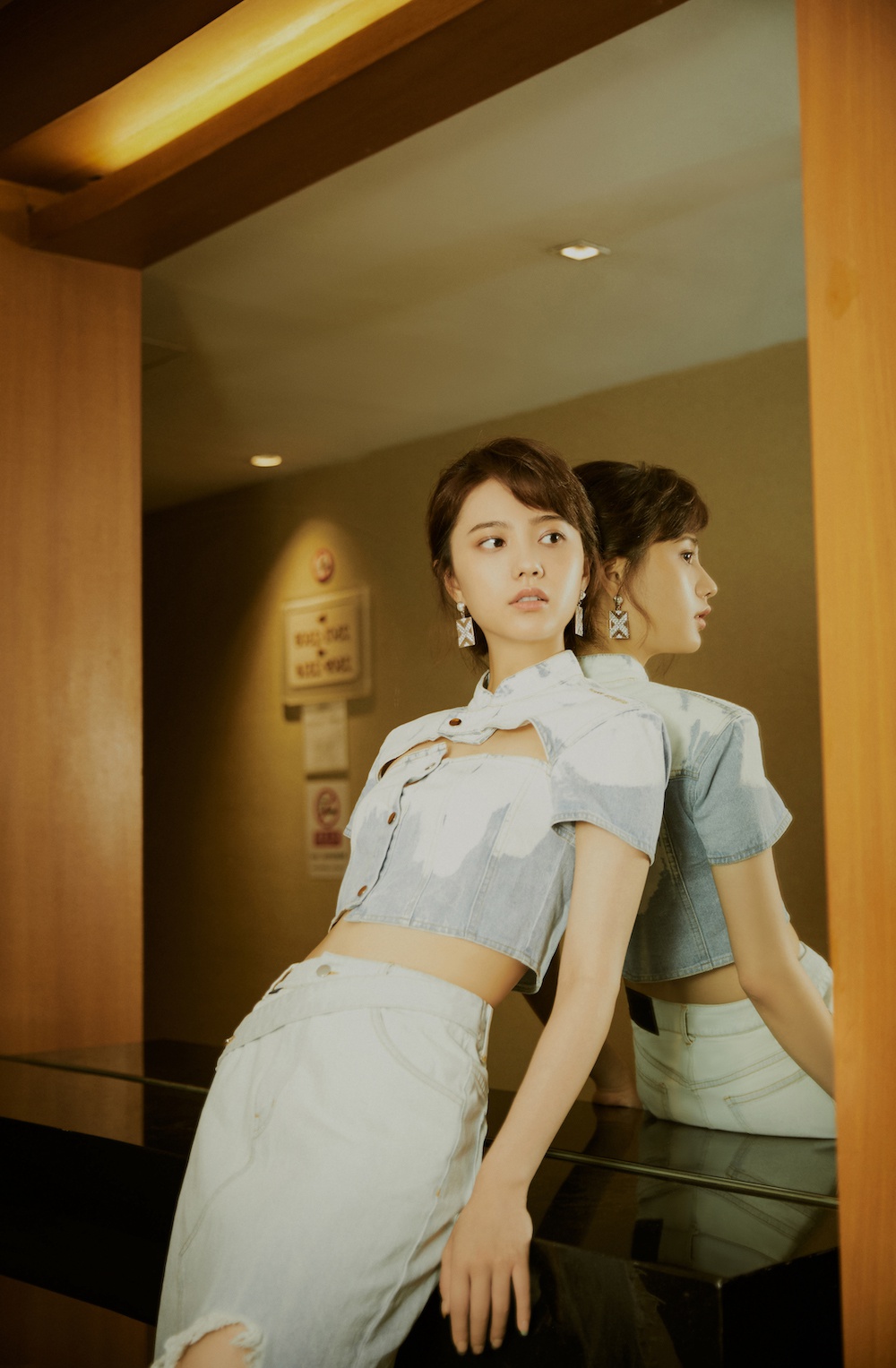 姜珮瑶甜飒牛仔装亮相热带往事首映礼与彭于晏相互取暖