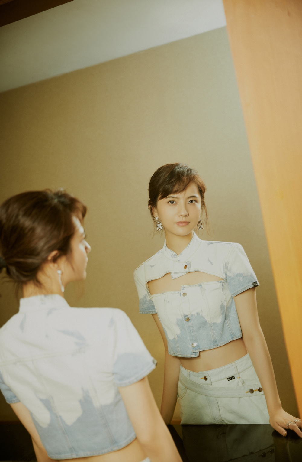 姜珮瑶甜飒牛仔装亮相热带往事首映礼与彭于晏相互取暖