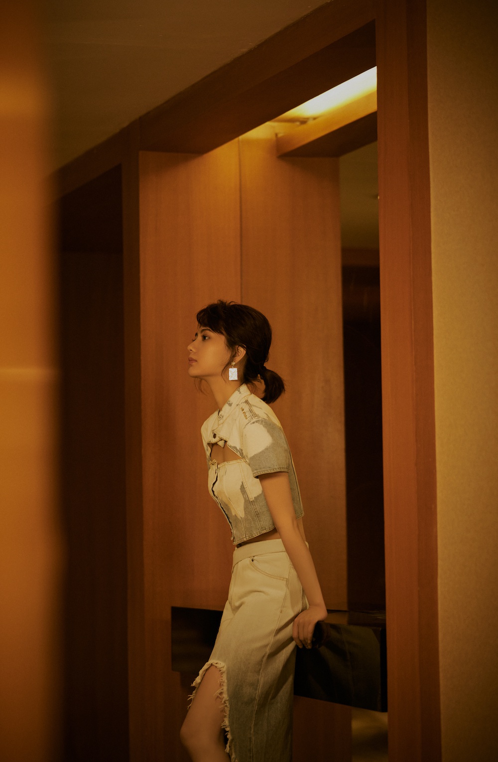 姜珮瑶甜飒牛仔装亮相热带往事首映礼与彭于晏相互取暖