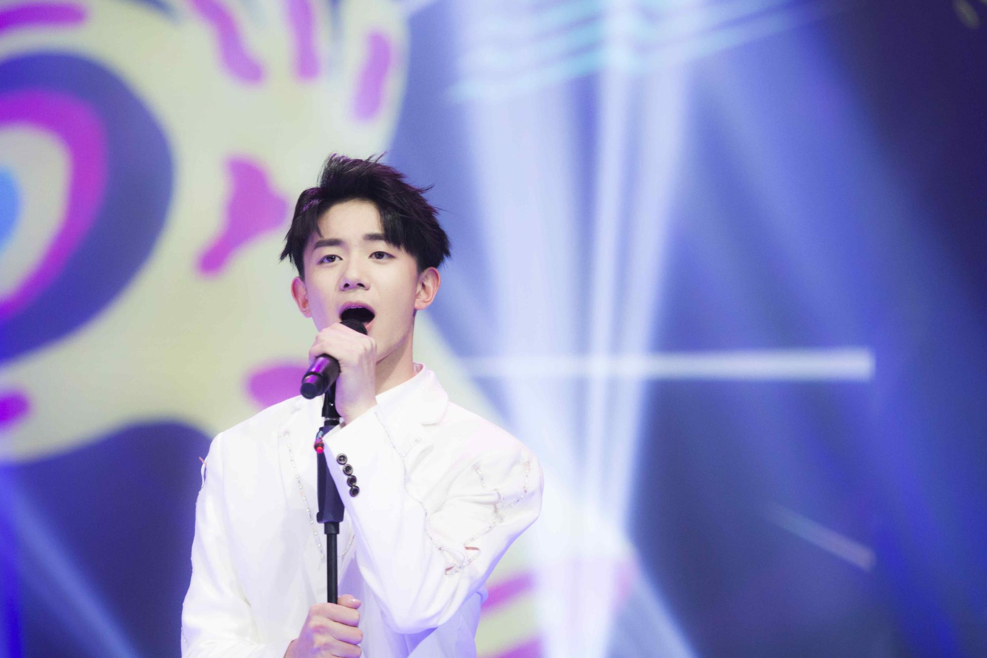 r1se夏之光出道三年没钱租房被编舞大神夸谈恋爱被粉丝怼