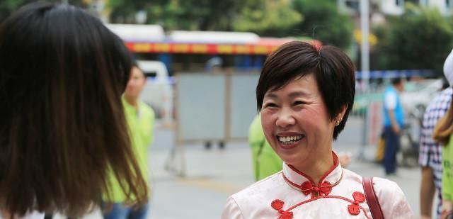 一些考生的妈妈穿旗袍助力高考,你觉得有必要吗,家长该怎么做?休闲区蓝鸢梦想 - Www.slyday.coM