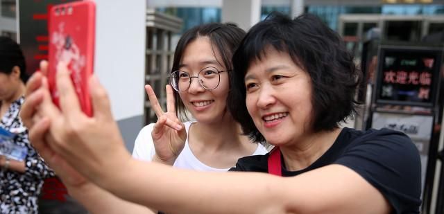 一些考生的妈妈穿旗袍助力高考,你觉得有必要吗,家长该怎么做?休闲区蓝鸢梦想 - Www.slyday.coM