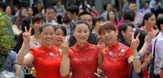 一些考生的妈妈穿旗袍助力高考,你觉得有必要吗,家长该怎么做?休闲区蓝鸢梦想 - Www.slyday.coM