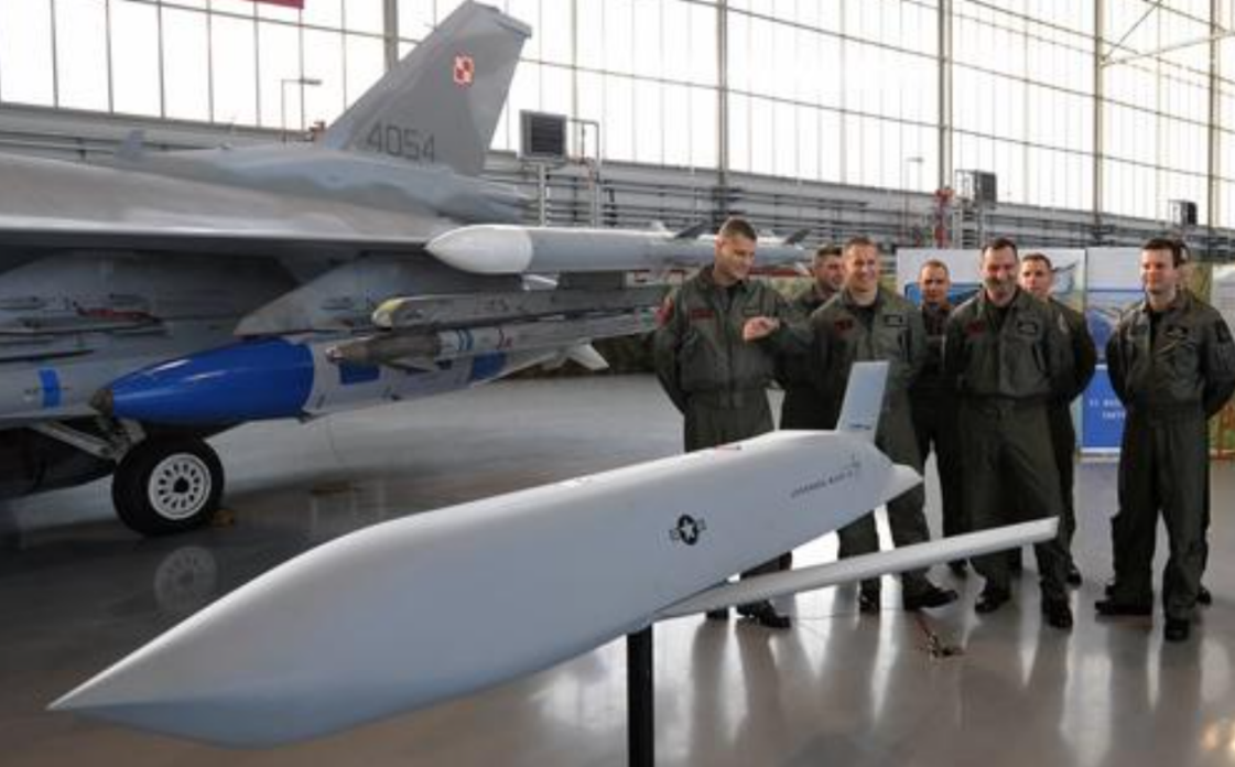 图为美国现在正想要大批采购的jassm-er隐形导弹随着美军开始大批采购