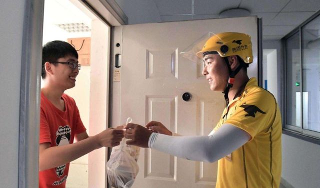 送餐小哥被请出校园学校谁点外卖扣谁学分禁止点外卖