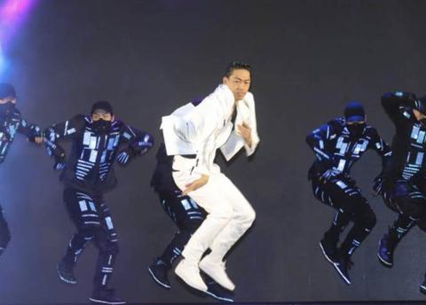 林志玲穿黑色深v短裙 跟老公搂肩雨中跳舞 晒照庆结婚2周年