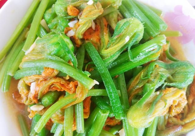 这种花朵不但可以食用而且益处多多赶快试下这道清炒南瓜花吧