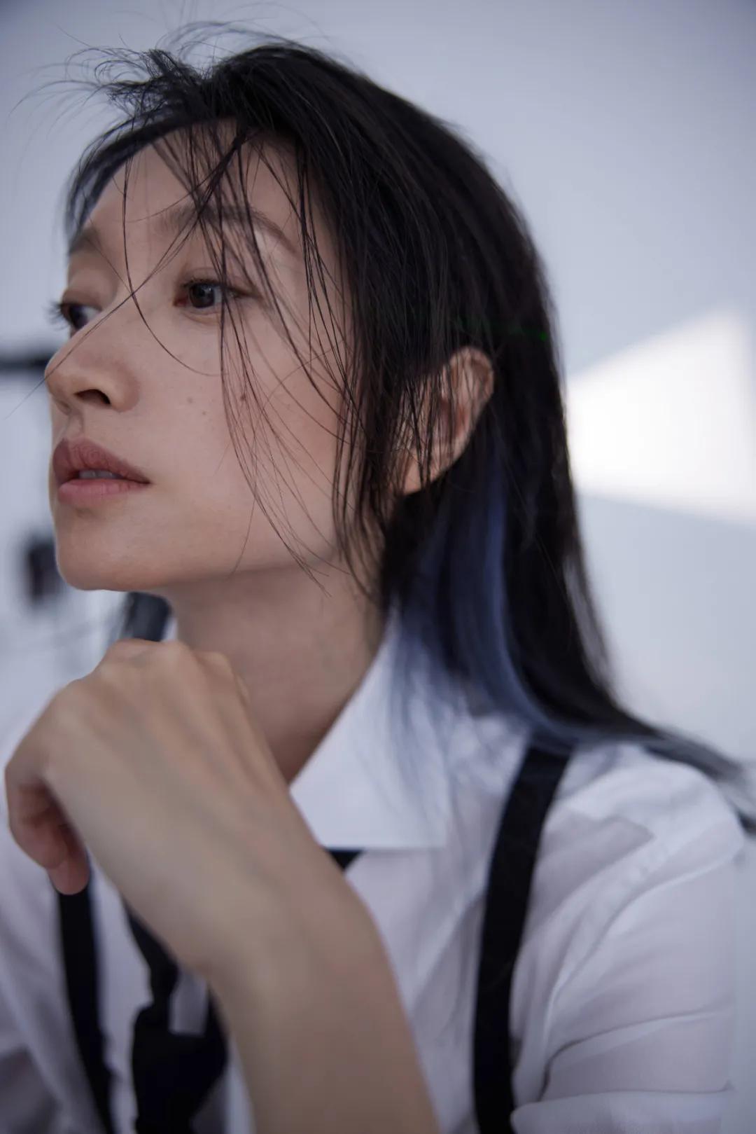 沈佳妮 | 酷飒演绎眼神大片 清冷凝视自带氛围感