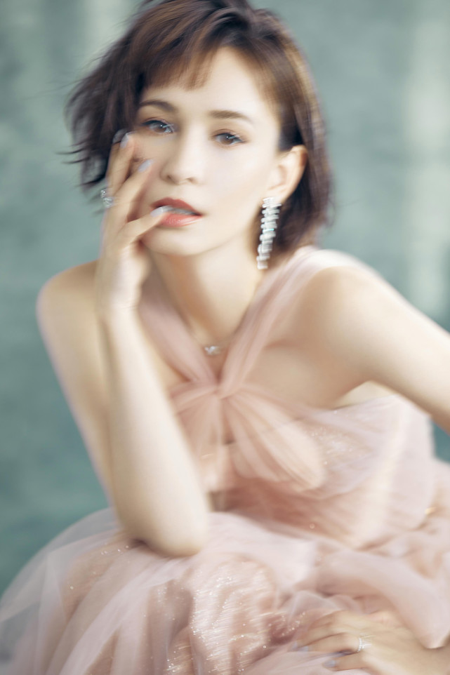 卢靖姗亮相时尚盛典雾粉纱裙尽显优雅魅力