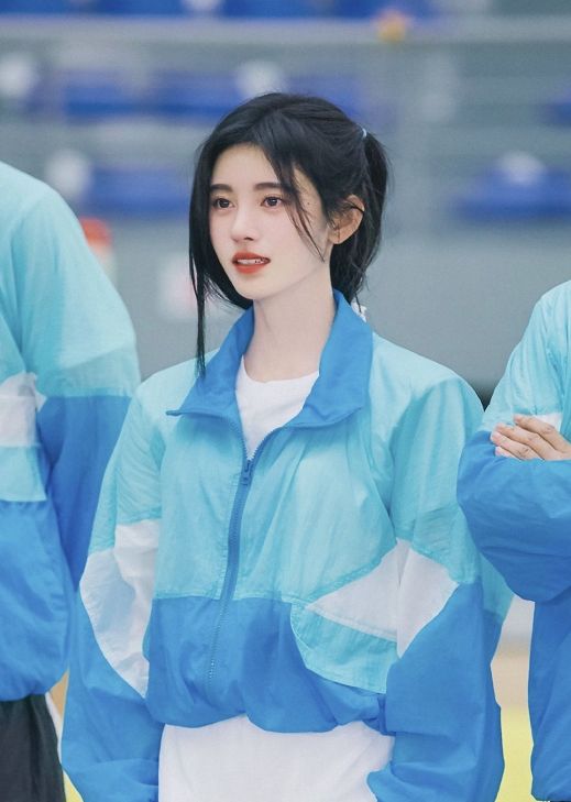 鞠婧祎快速的火出圈,现在是整个团队中最火的一位明星,参加综艺演电视