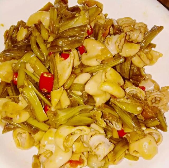 微辣微咸,酸度适中,入口爽脆有嚼劲,还有一股类似螺蛳粉的味道|芋苗