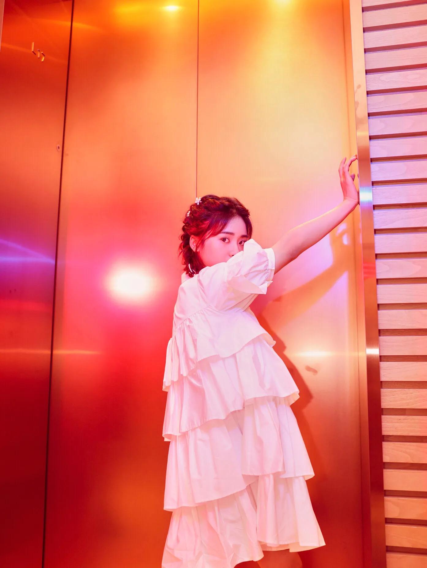 沈月新造型不错,麻花辫少女感十足,粉丝感叹人生