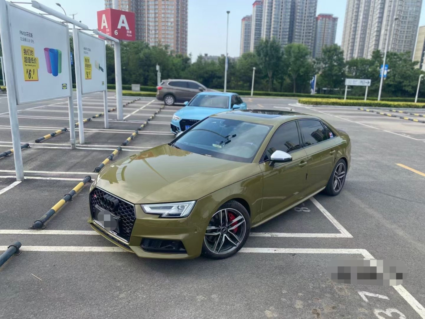膜呗改色案例:奥迪a4l改色战斗绿 野性十足
