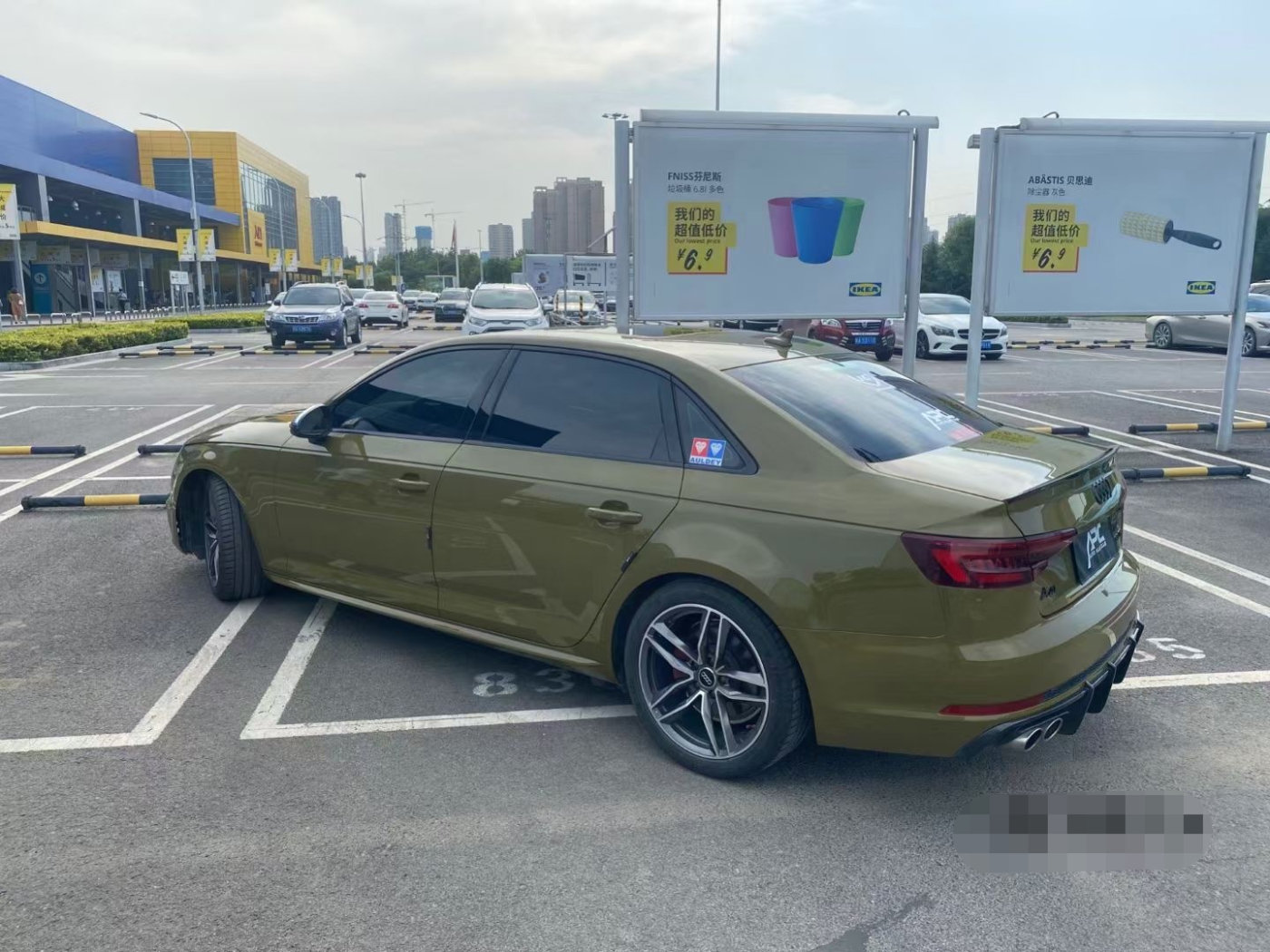 膜呗改色案例:奥迪a4l改色战斗绿 野性十足