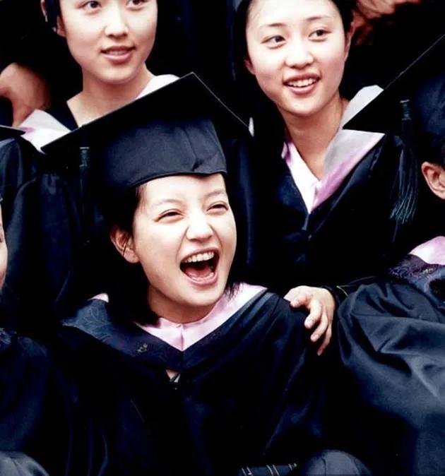 赵薇上大学的书包特别,导演系男生看到后写情书,她读过想流泪