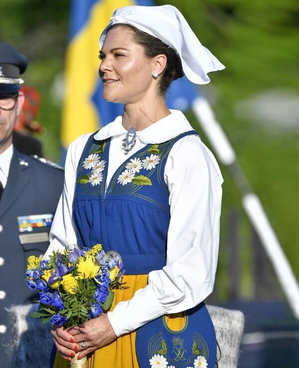 瑞典女王储全家齐聚国庆庆典!甜蜜牵手帅老公,9岁小公主贼漂亮