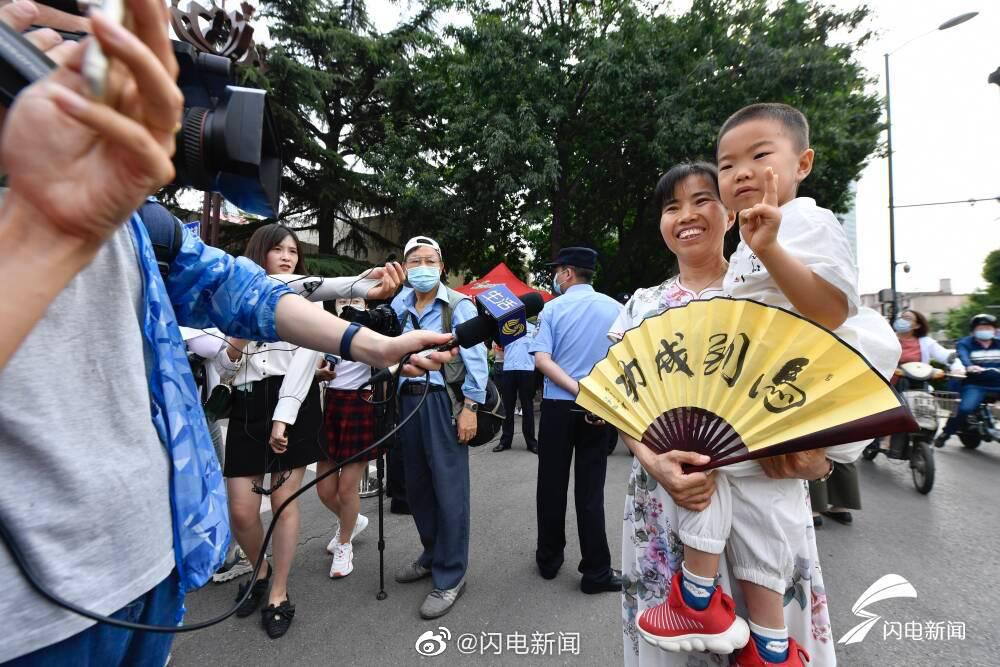 山东高考群像:考生沉着备考、家人温暖鼓励、交警暖心护送、爱心人士助力……哪一张击中了你?休闲区蓝鸢梦想 - Www.slyday.coM 山东高考群像:考生沉着备考、家人温暖鼓励、交警暖心护送、爱心人士助力……哪一张击中了你?休闲区蓝鸢梦想 - Www.slyday.coM