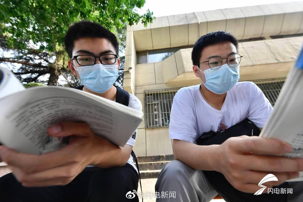 山东高考群像:考生沉着备考、家人温暖鼓励、交警暖心护送、爱心人士助力……哪一张击中了你?休闲区蓝鸢梦想 - Www.slyday.coM 山东高考群像:考生沉着备考、家人温暖鼓励、交警暖心护送、爱心人士助力……哪一张击中了你?休闲区蓝鸢梦想 - Www.slyday.coM