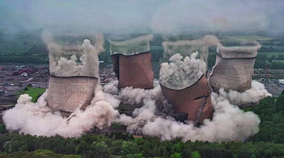 英国四座冷却塔被爆破拆除 十秒钟内夷为平地