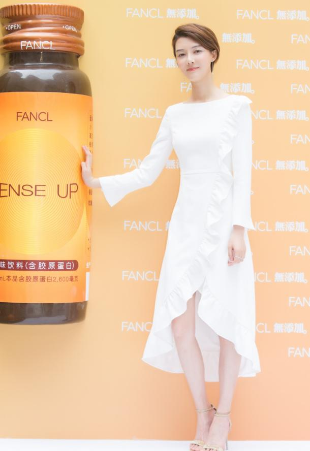 车晓穿简约连衣裙亮相一头短发的她显得很干练如今过得很幸福