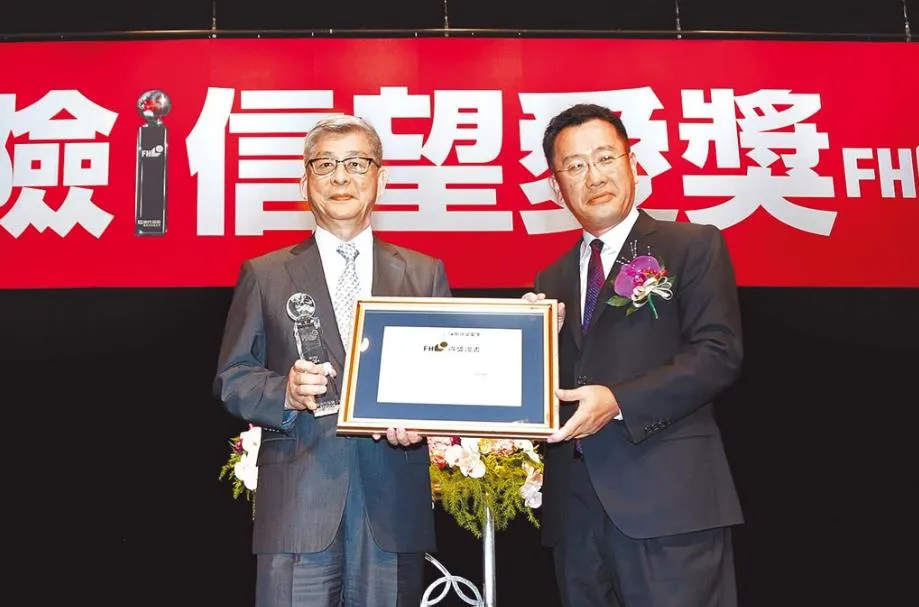 国泰金控董事长蔡宏图(左)2021福布斯中国台湾富豪榜里,除了金融业及