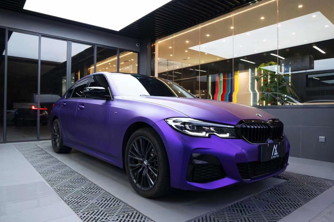 膜呗改色案例:宝马330i全车改色亚面金属紫 这款颜色有点富贵