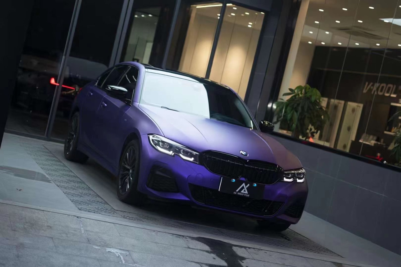 膜呗改色案例:宝马330i全车改色亚面金属紫 这款颜色有点富贵