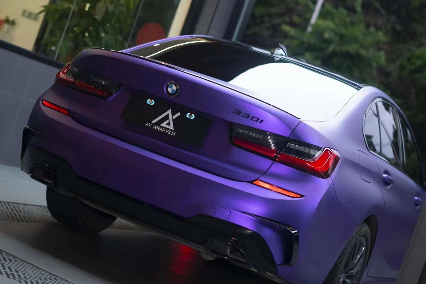 膜呗改色案例:宝马330i全车改色亚面金属紫 这款颜色有点富贵