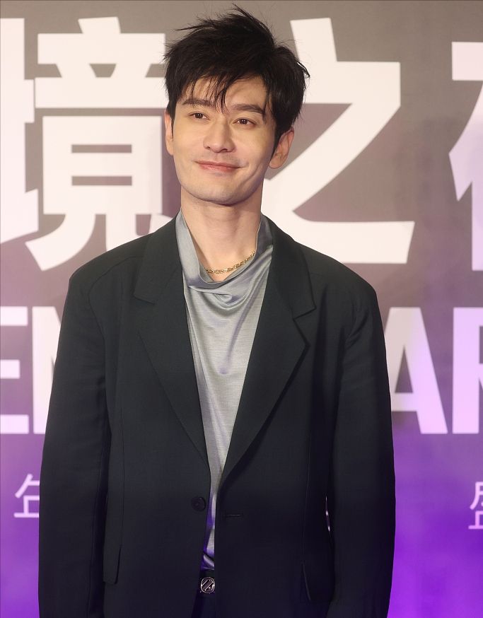 黄晓明瘦身成功帅得惊艳,中年之后颜值逆生长,憨态中略显颓废感