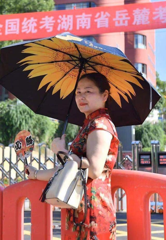 高考首日"旗袍妈妈"们抢镜,别人都是来送考的,您是来走秀的吧