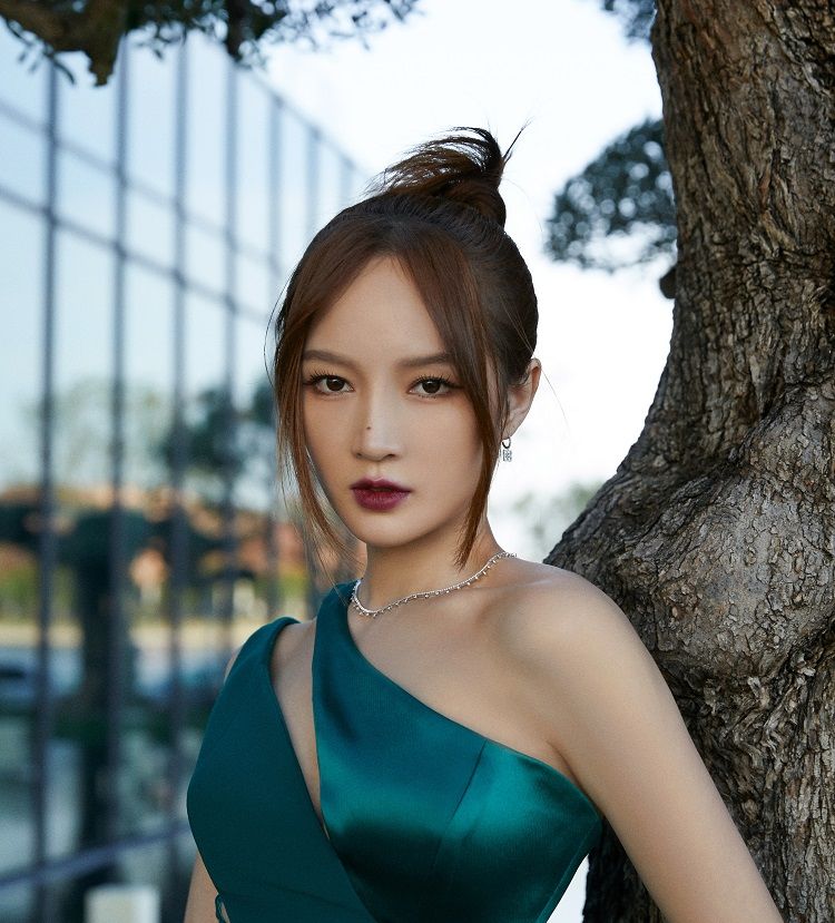 孟佳出席活动,网上还没曝光生图自己就发出来了,不精修也很美