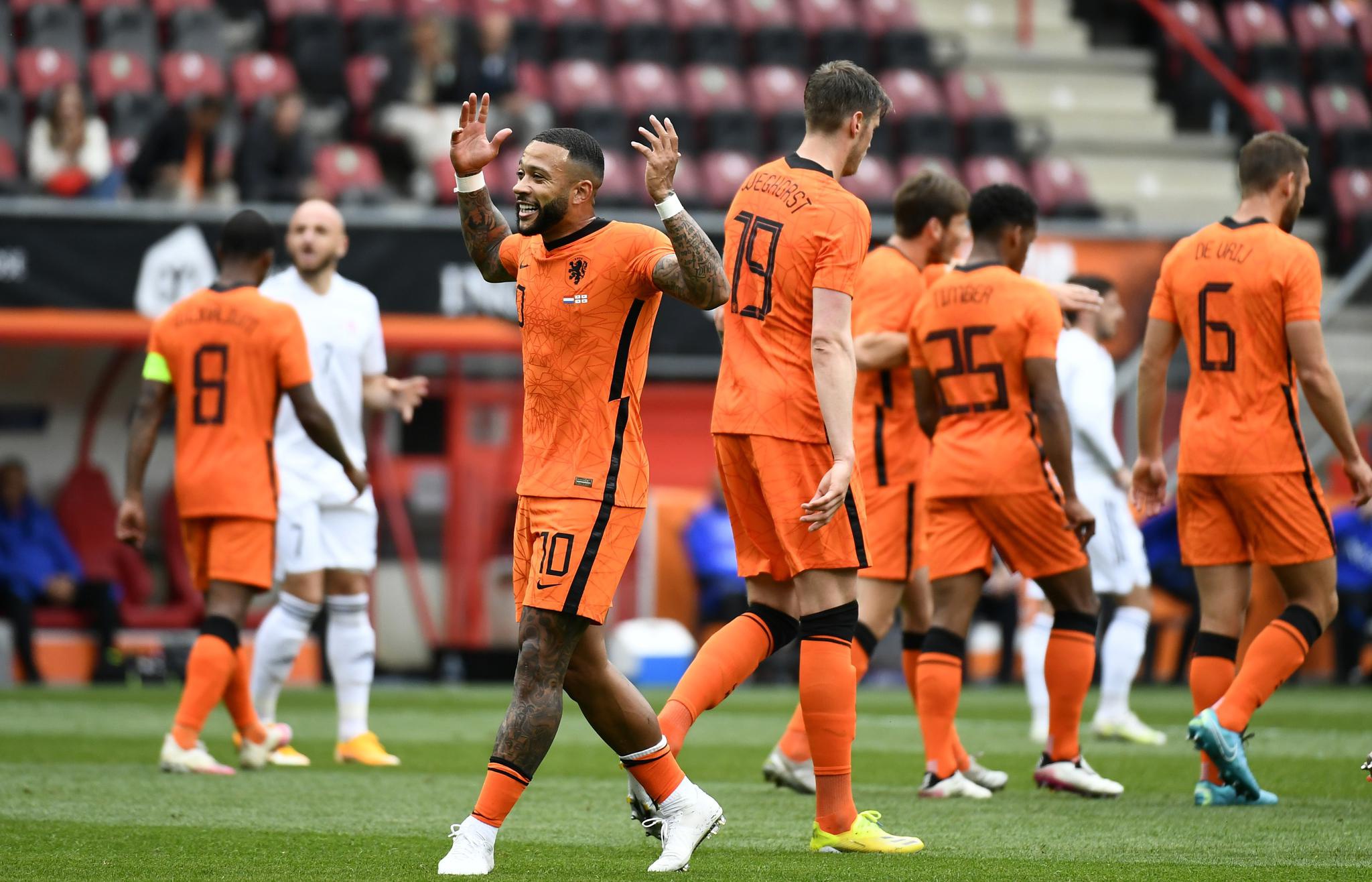 6月6日,荷兰队球员德佩(右)在比赛中错失进球.新华社/路透