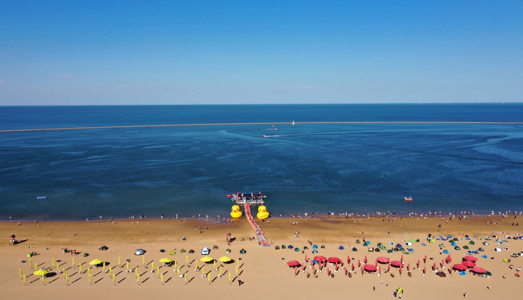 天津市滨海新区东疆港人工沙滩一景(6月5日摄,无人机照片).