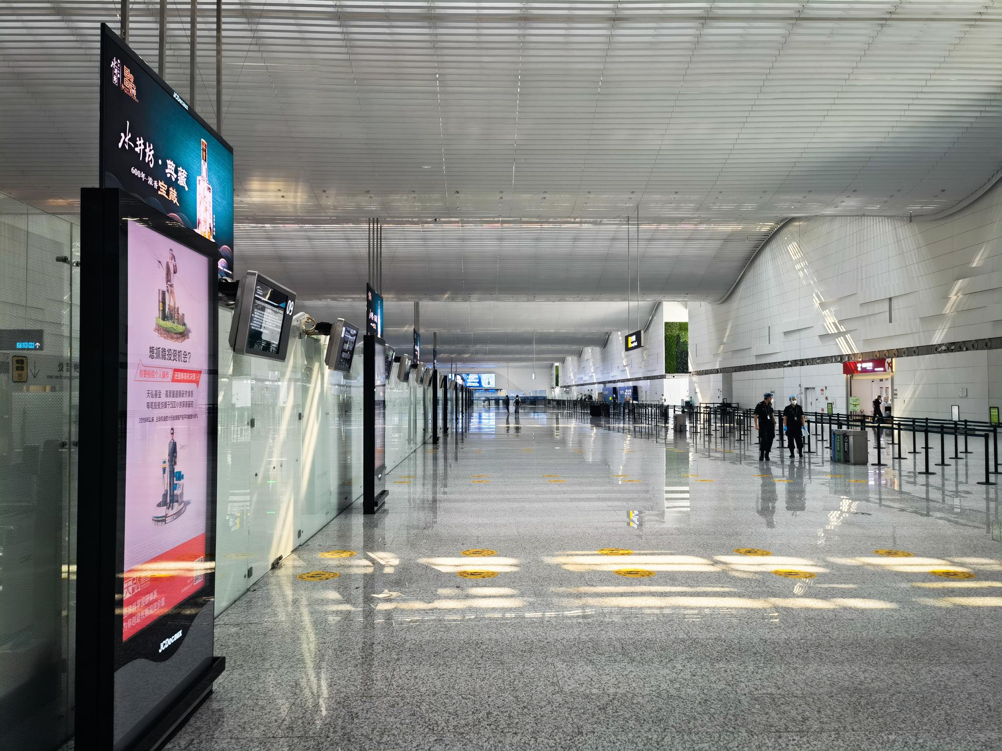 抗疫一线非必要不离穗通知后白云机场防控工作升级客流量下降