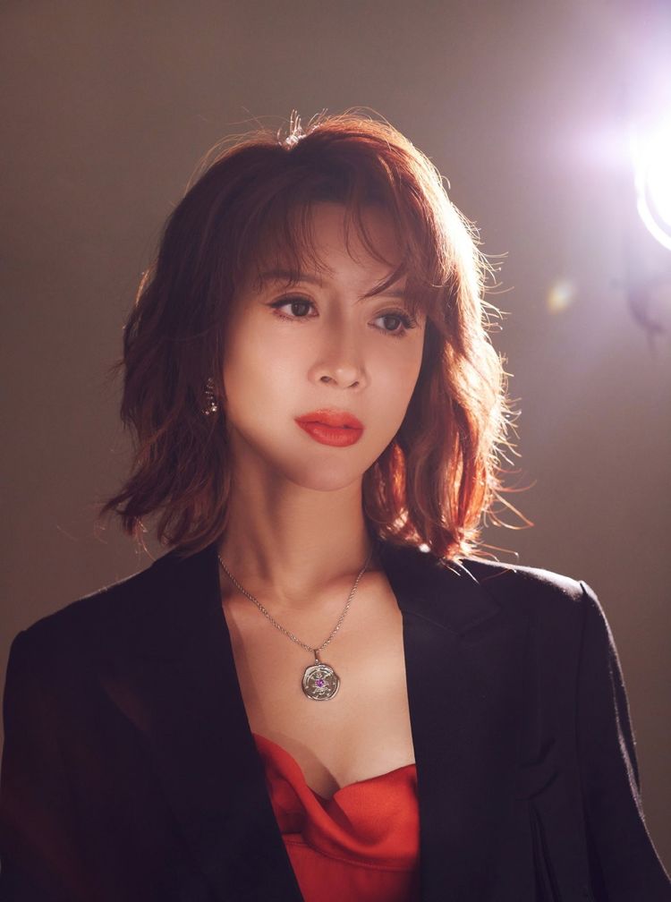 金巧巧为儿子庆生4岁小太阳颜值超高像妈妈家人合照独缺老公