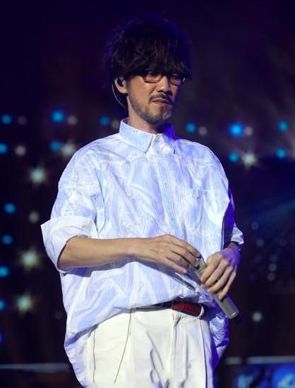 周传雄庆生笑好甜,胡子花白仍显年轻,在小舞台商演超卖力