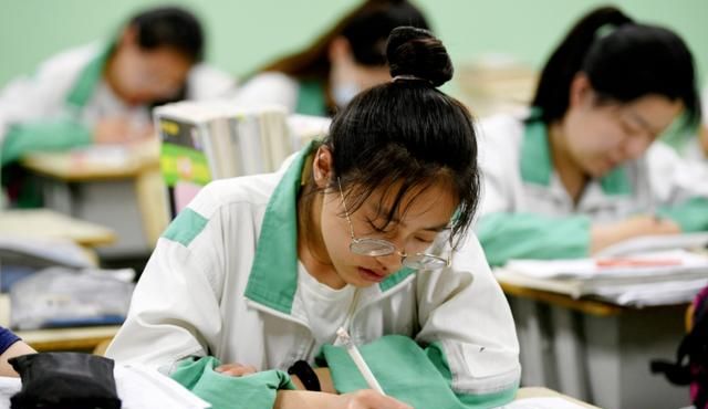 考生因戴金属牙套不能进考场 幸亏警察叔叔的协助才顺利进入考场休闲区蓝鸢梦想 - Www.slyday.coM 考生因戴金属牙套不能进考场 幸亏警察叔叔的协助才顺利进入考场休闲区蓝鸢梦想 - Www.slyday.coM