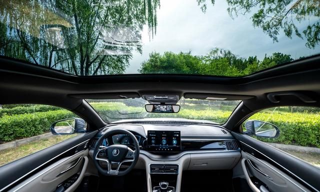 配合新能源专属内饰配色,多色氛围灯,超广角全景天窗等配置,不仅让