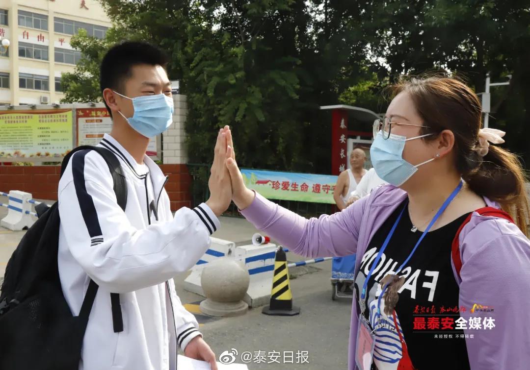 高考首日告捷 考生结束语文、数学科目考试休闲区蓝鸢梦想 - Www.slyday.coM