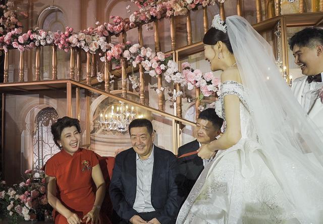 闫学晶儿子结婚,49岁穿大红旗袍风韵犹存,儿媳妇颜值也太高了