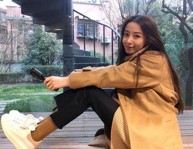 周二珂正式复播,舔狗粉丝选择原谅,热度突破千万碾压