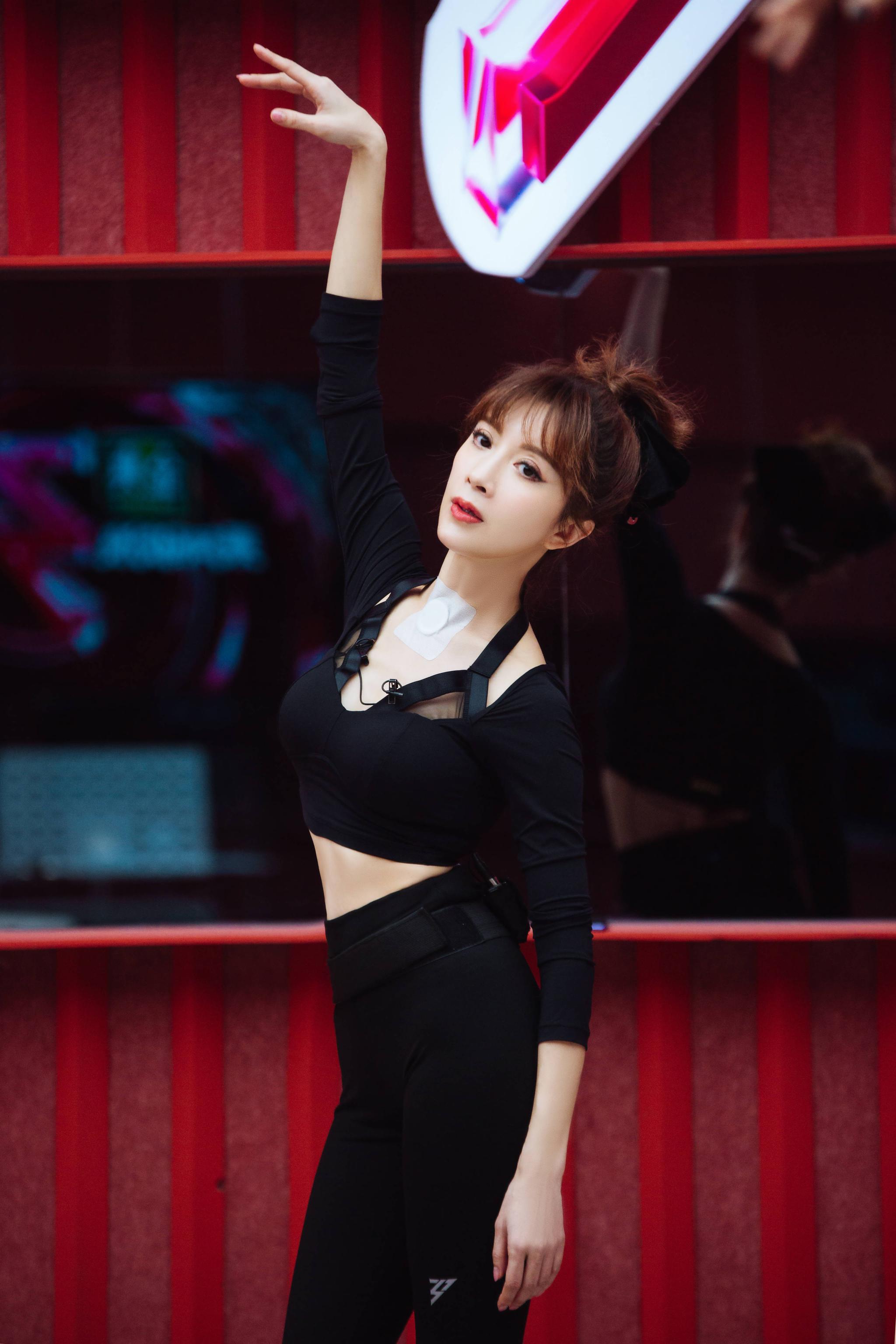 金巧巧庆祝儿子4岁生日小太阳举手比四萌萌哒