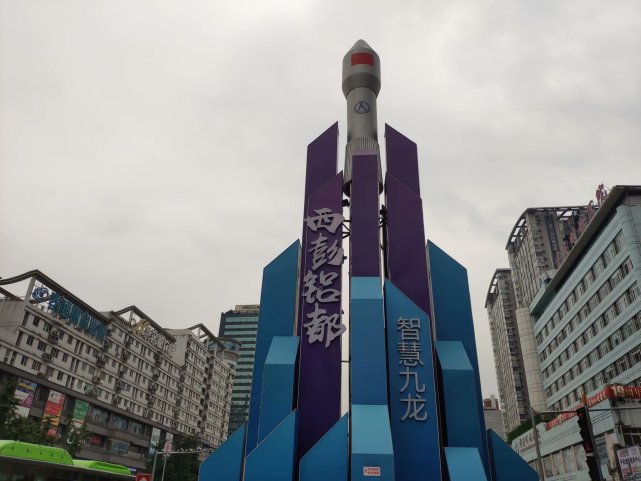 重庆街头现15米高巨型"火箭"市民:哪天会不会突然飞天了?