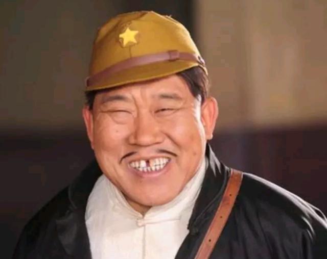 杜旭东陪外孙女过节日,俩人五官和牙齿长得太像,女儿却俏丽帅气