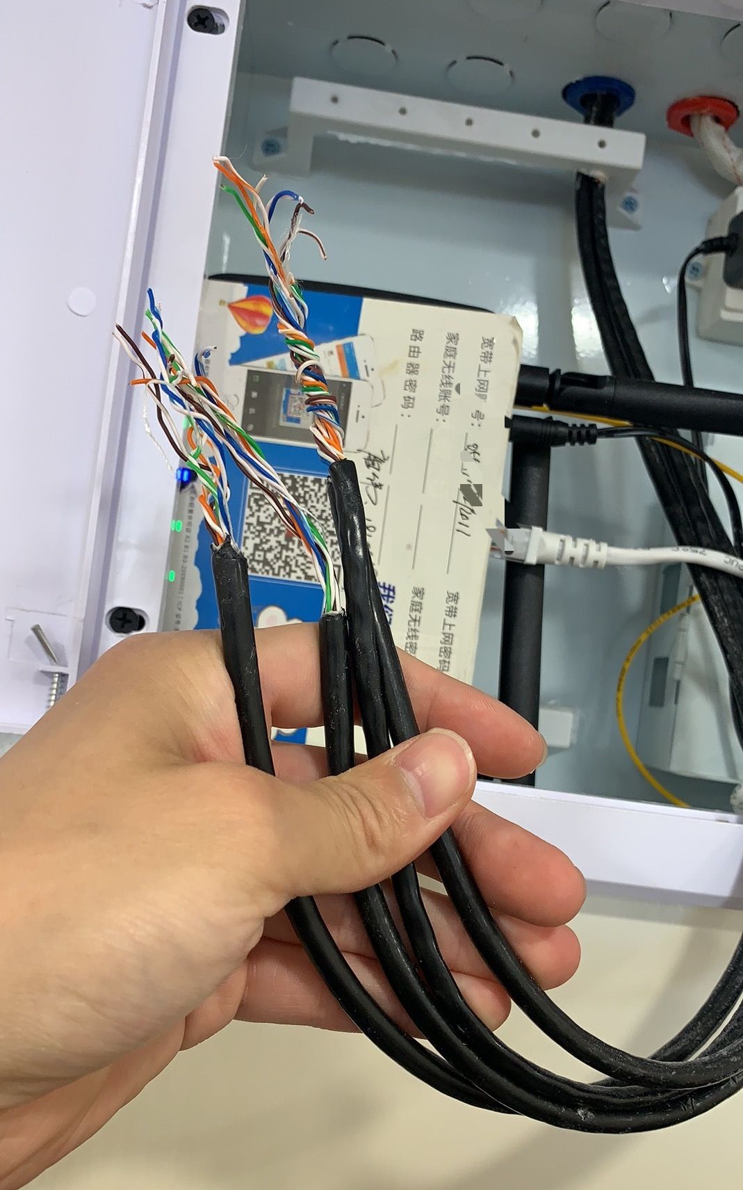 给老板装八个水晶头,我收费100二老板却付了200,难道是付错了?