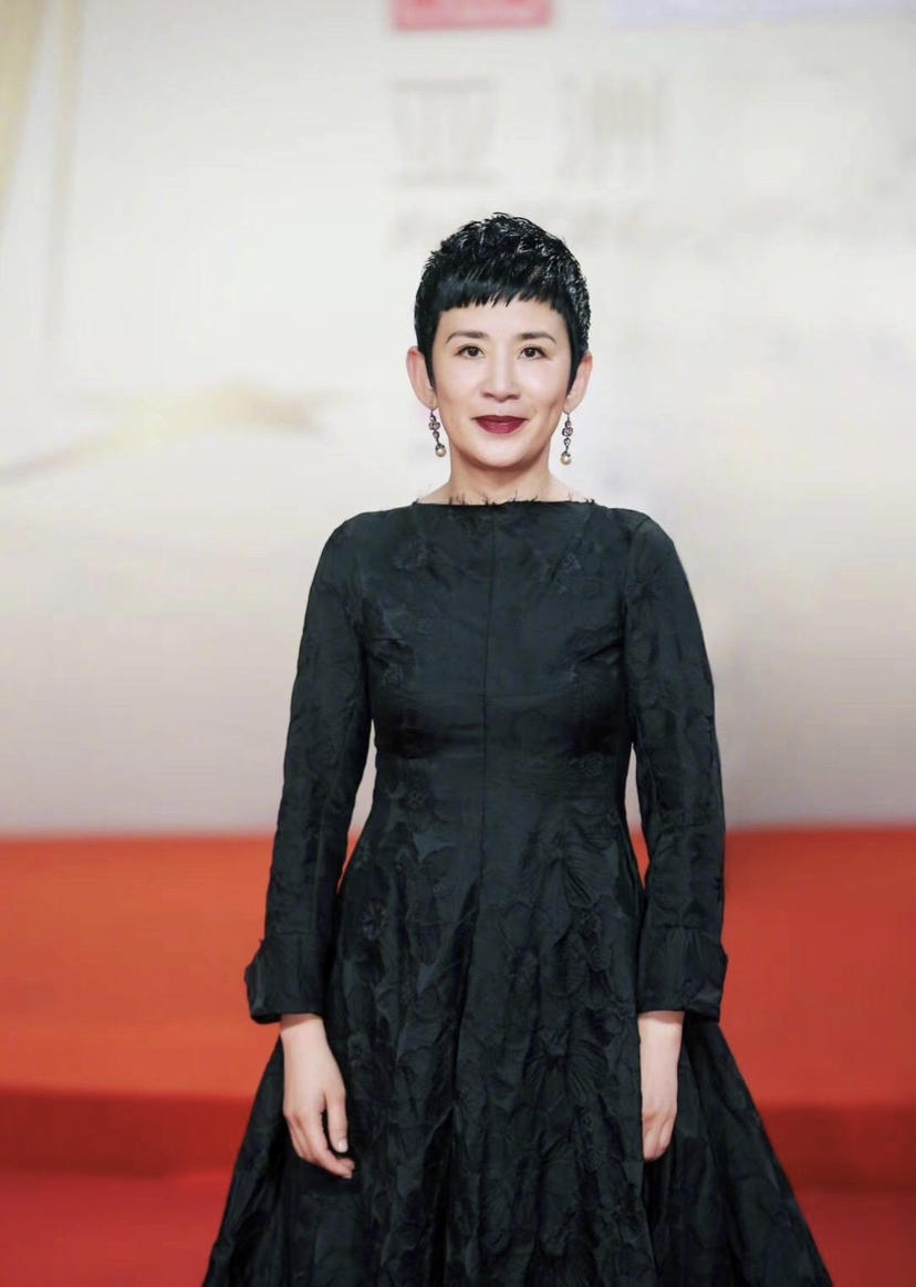 吴君如穿出了50女性想要的年轻感白色娃娃裙配短发减龄时髦