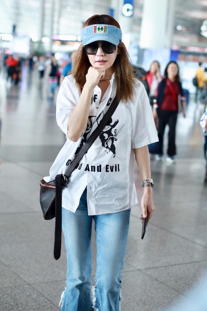 赵薇穿火了字母衬衫搭配微喇牛仔裤简约大方利落随性