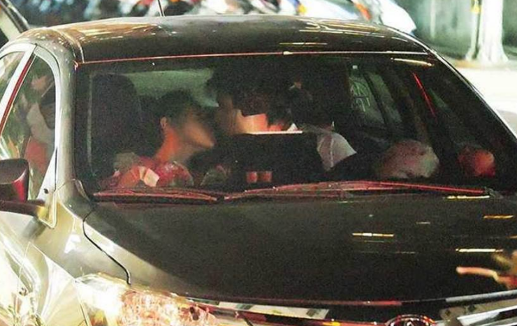 广告天后黄薇渟深夜约会被拍车内被男方喂食两人热吻十分投入