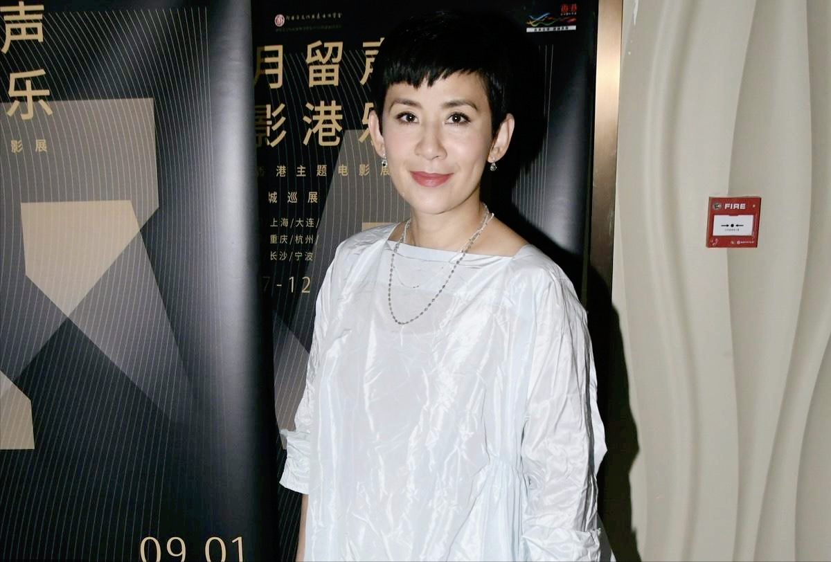 吴君如穿出了50女性想要的年轻感白色娃娃裙配短发减龄时髦